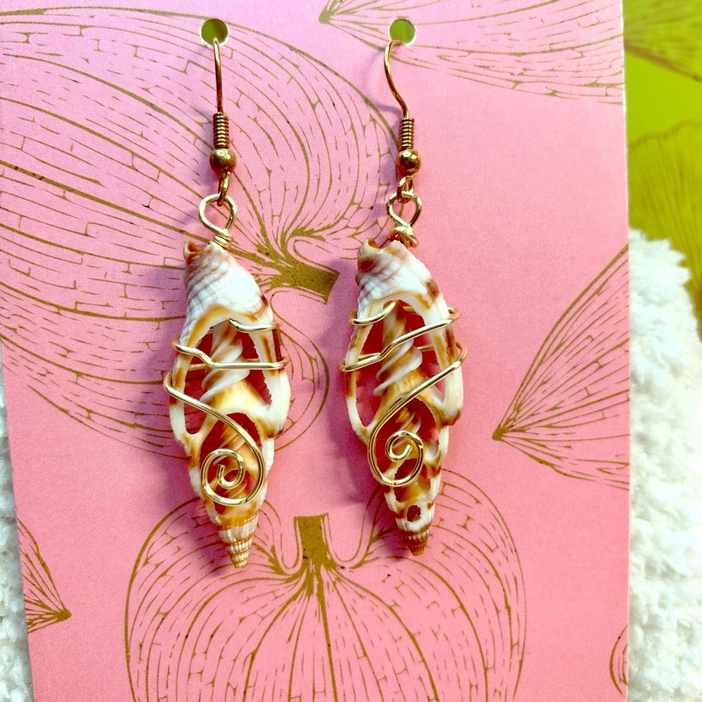 Gold wire and shell earrings